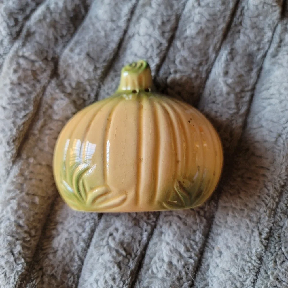Onion‎ Shaped Salt/Pepper Shaker Side by Side Ceramic Lightweight ONE PIECE ONLY